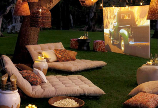 Tips for your backyard - create a movie theatre